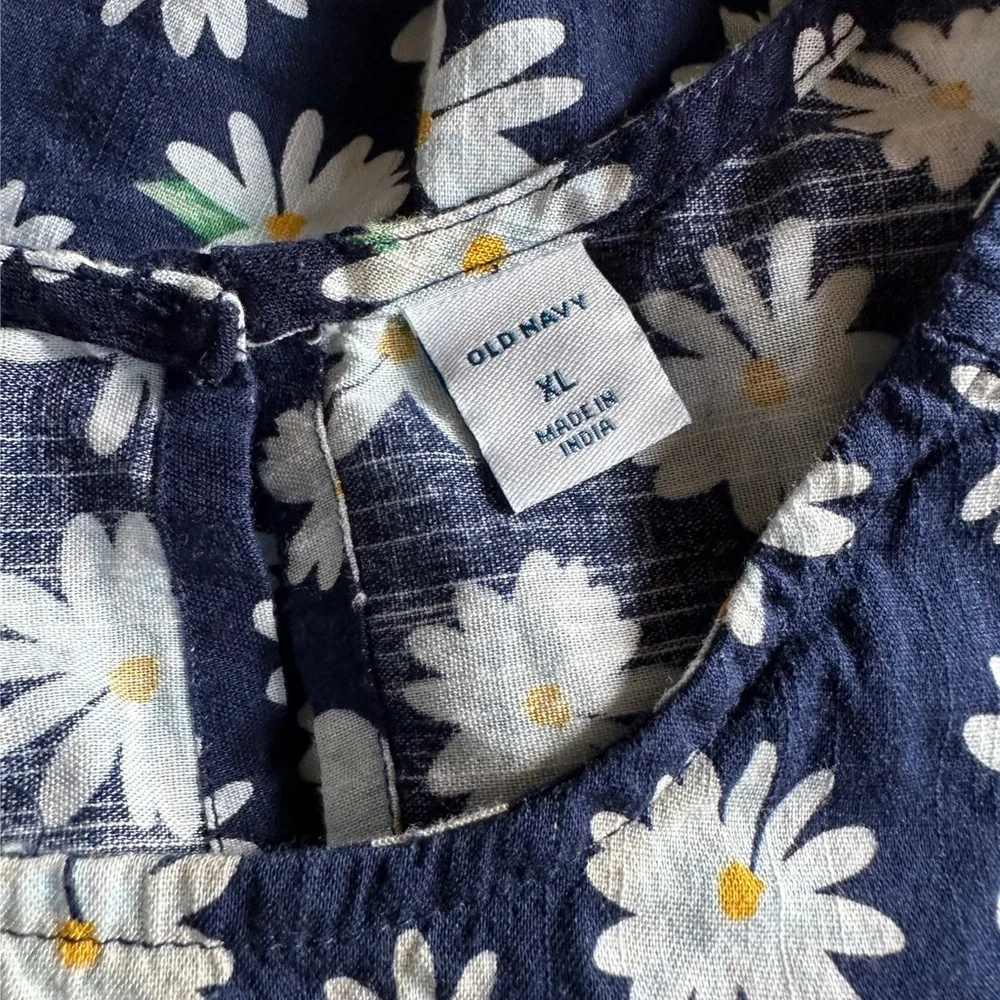 Old Navy Sleeveless Tie Front Daisy Top - Picture 6 of 7